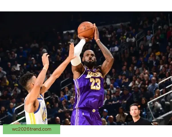 詹姆斯关键时刻连续得分湖人险胜勇士保住西部领先位置